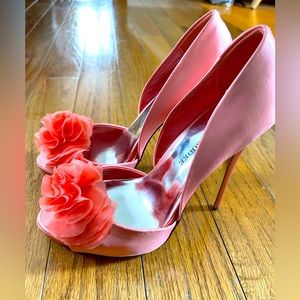 NEW! Never worn Audrey Brooke Coral peep toe pumps with floral detail